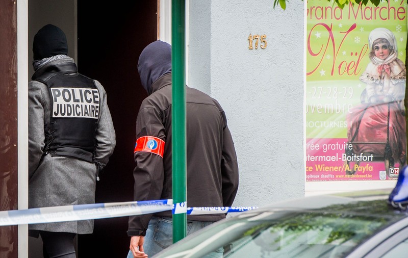 Trei suspecți au fost arestați la Bruxelles, implicați în atentatele teroriste din Paris