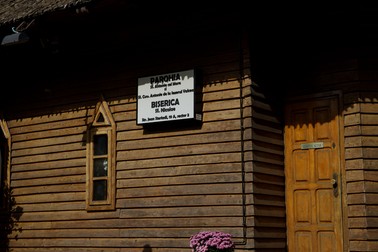 Preotul nu le-a permis accesul pentru demolare