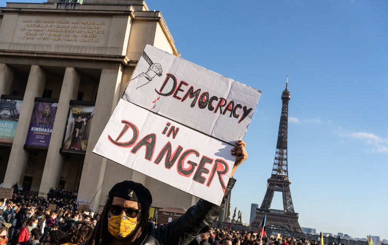 VIDEO | Mii de francezi protestează la Paris față de o lege care limitează identificarea poliţiştilor. Român stabilit în Franţa: „Vor fi lupte mari”