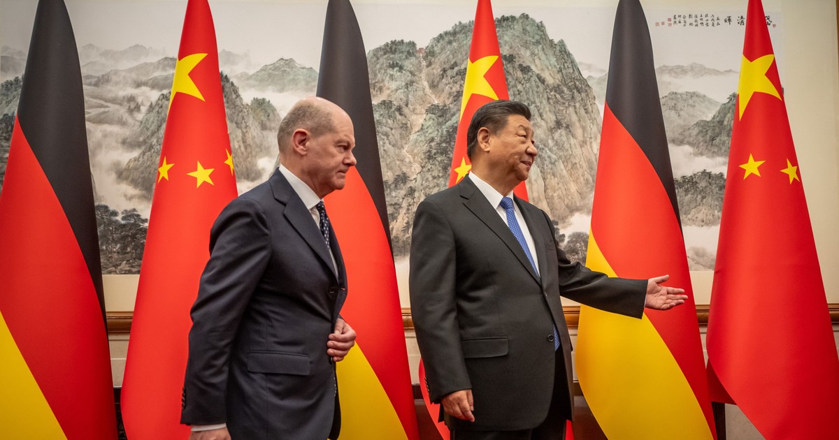 Beijing, 16 aprilie 2024. Olaf Scholz (stânga), primit de către Xi Jinping Foto: Hepta