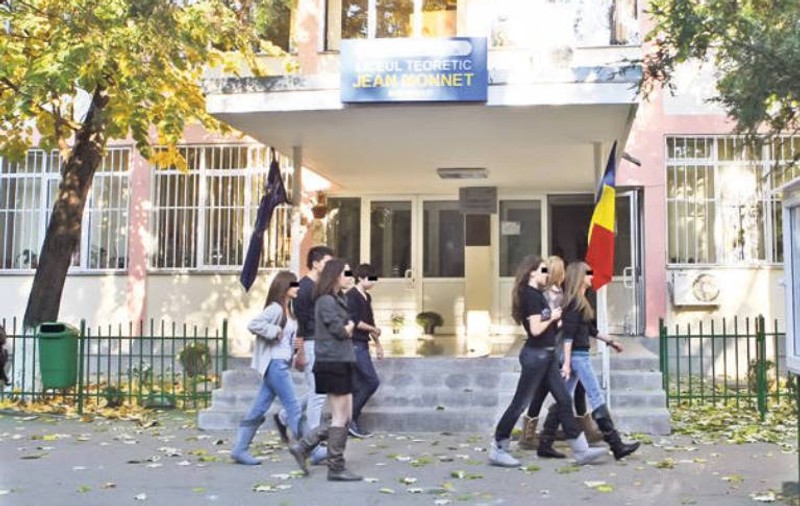 Încă un scandal la liceul Jean Monnet! Un elev a fost reţinut chiar în clasă