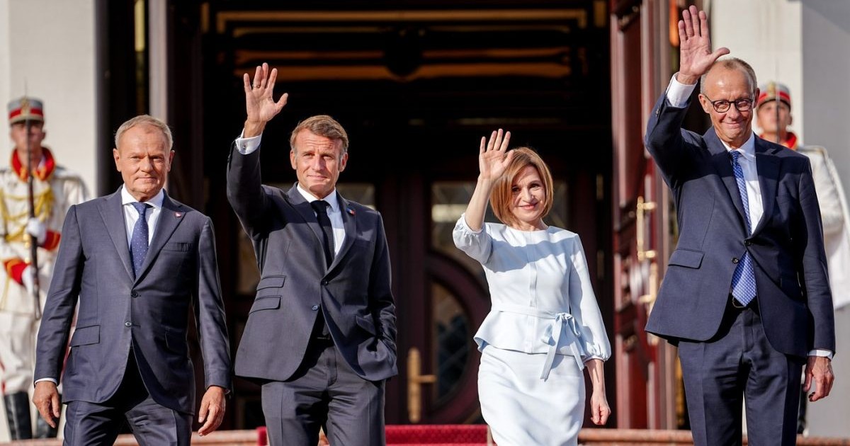 Donald Tusk, Emmanuel Macron, Maia Sandu și Friedrich Merz salută din fța palatului prezidențial din Chișinău, Republica Moldova, 27 august 2025