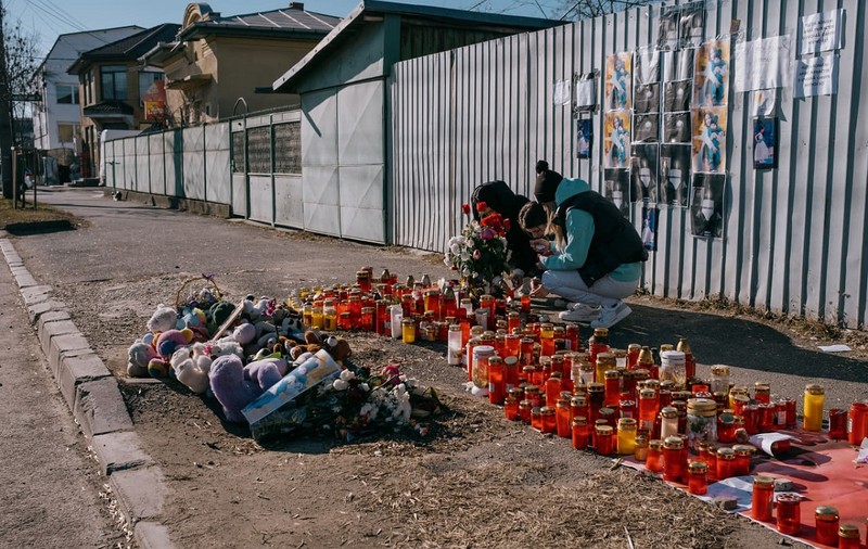 Oamenii vin și aprind lumânări, se roagă și plâng la locul unde Raisa, o fetiță de 11 ani, a fost ucisă pe trecere de un polițist