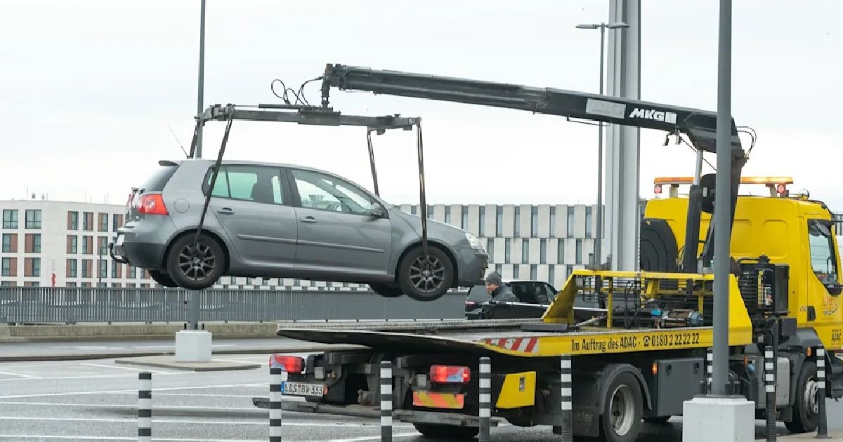 Un VW Golf pe o platformă