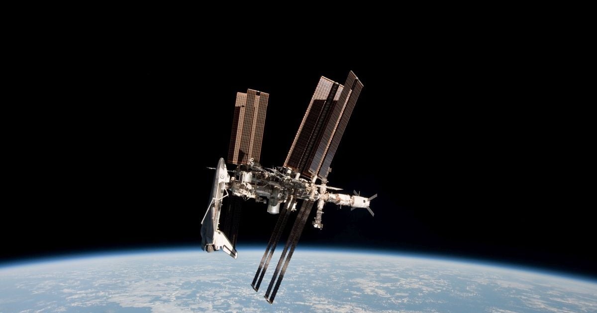 Stația Spațială Internațională și naveta spațială Endeavour, andocată, orbitează Pământul în timpul ultimei misiuni a navei Endeavour, pe 23 mai 2011