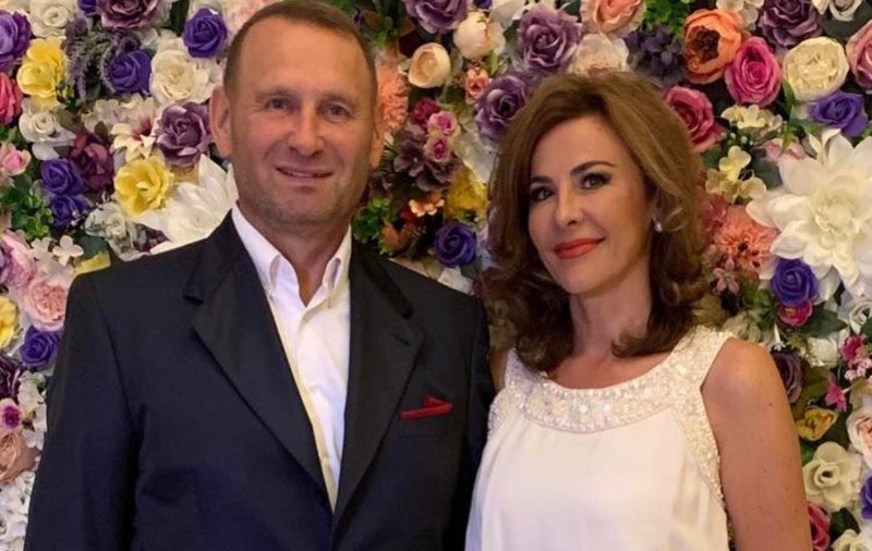 Cum a apărut Adina Alberts în sufrageria casei sale și a lui Viorel Cataramă. Are rochie decoltată și sandale cu toc: „Să nu uităm să trăim pentru noi”