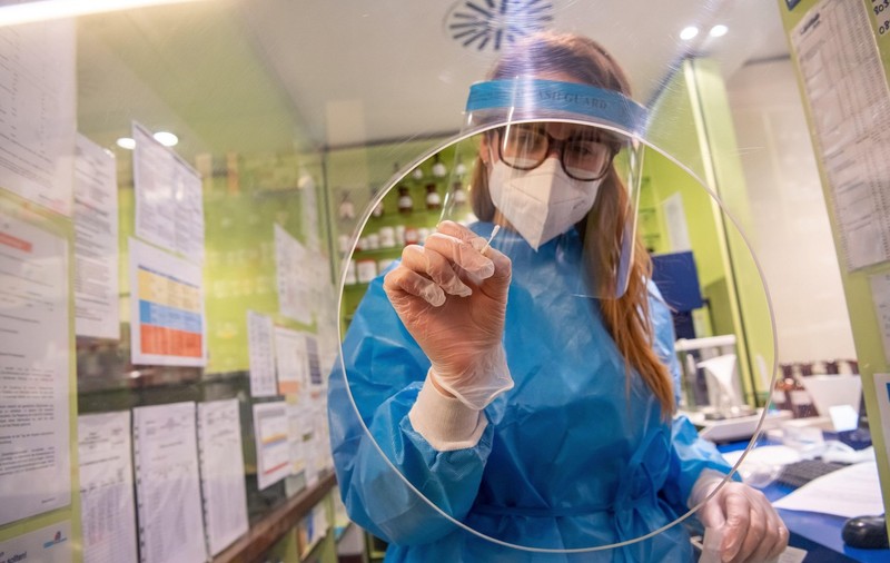 Când va începe testarea pentru COVID în farmacii. Instructajul farmaciștilor va fi făcut online