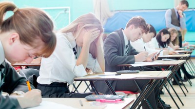 Elevi examen. Foto ilustrativ. Shutterstock Stressed,Middle,School,Student,Taking,Examination,At,Desks,In,School