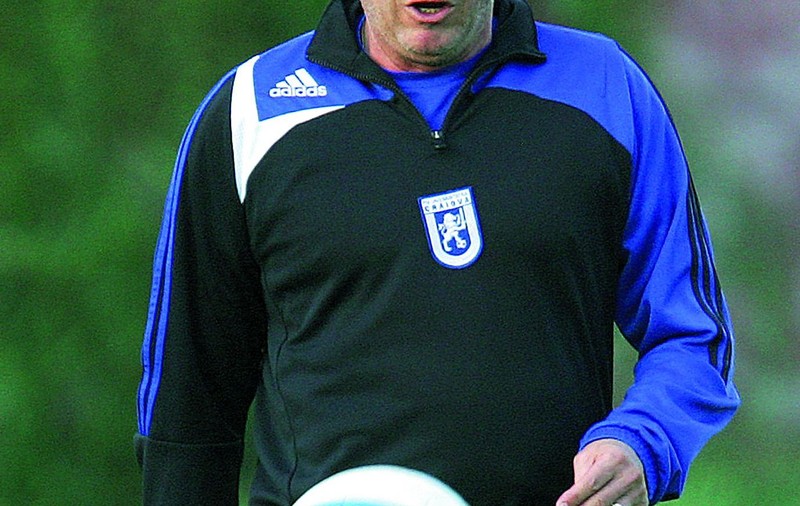 «Jucam fotbal pe bani cu lăutarii»