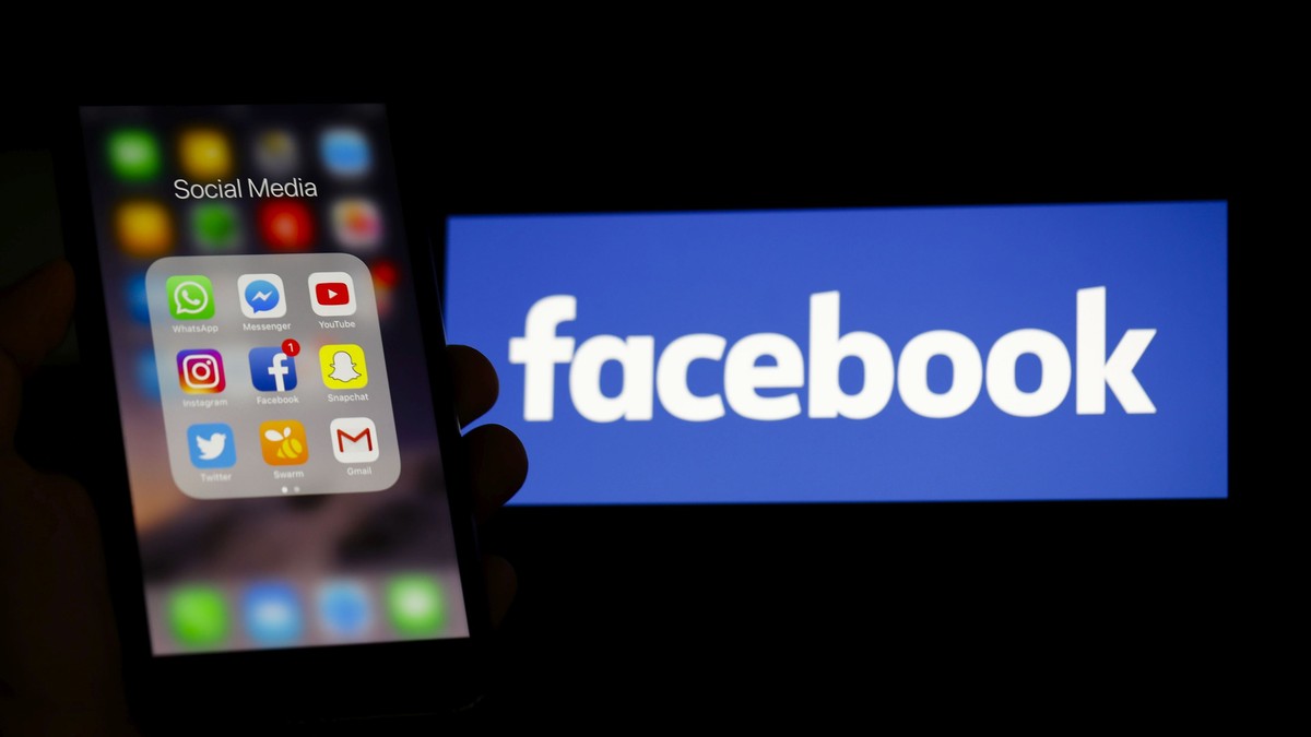 Parlamentul britanic, acuzații grave la adresa Facebook. Aplicații Facebook pe un iPhone cu logo-ul Facebook pe fundal