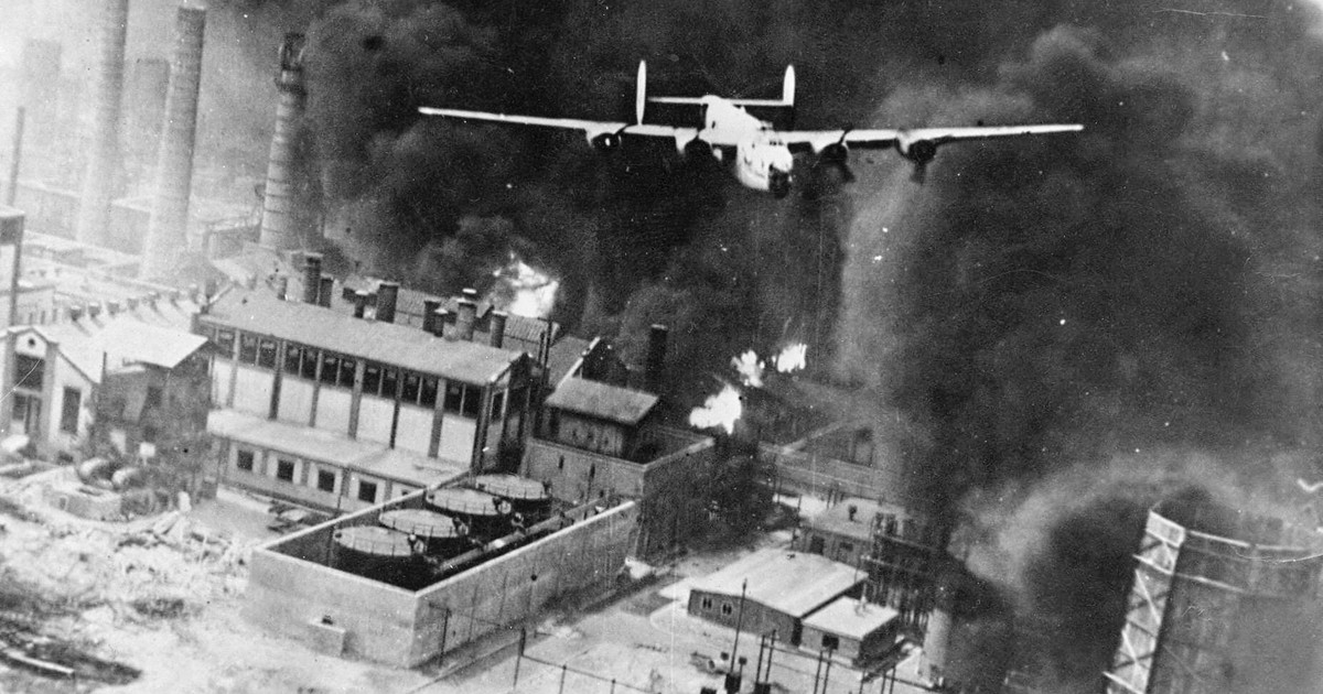 Raid aerian Ploiești! Un B-24 zburând deasupra unei rafinării de petrol în flăcări la Ploiești, România, 1 august 1943