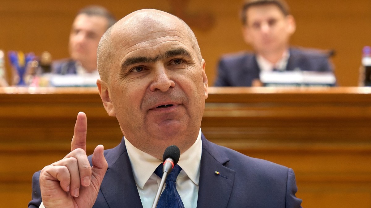 Ilie Bolojan în Parlament, în timpul unui discurs, gesticulează cu un deget ridicat în sus