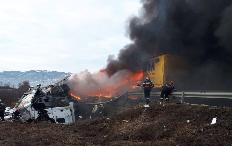 Momentul impactului dintre cele trei TIR-uri din Caraș-Severin, surprins cu o cameră de bord. Primul autotren a luat foc instant |VIDEO