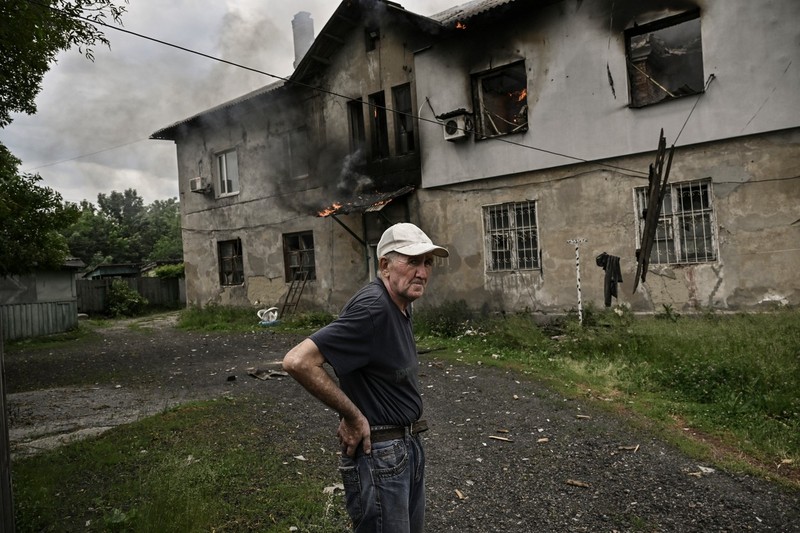 Pe tot cuprinsul Donbasului, bombardamentele au distrus zone rezidențiale, lăsând oamenii care au supraviețuit atacurilor fără locuințe | Foto: Profimedia