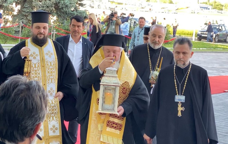 Lumina Sfântă de la Ierusalim a ajuns în România. Este distribuită acum în toată țara