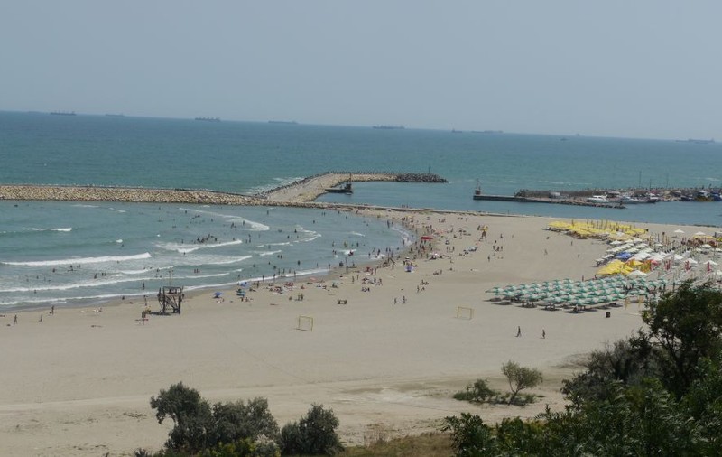 EXCLUSIV/ Nici steagul roșu nu îi oprește. Canicula împinge turiștii la răcorit când scăldatul e interzis