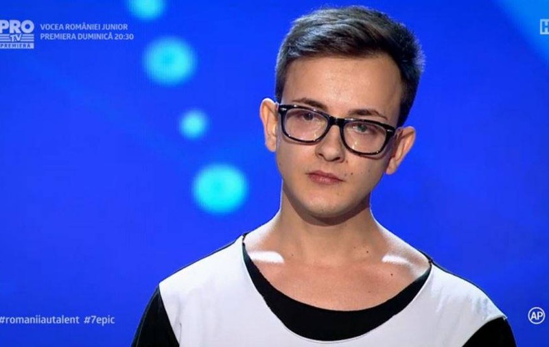 Un puşti orfan de tată şi părăsit de mamă a interpretat o creaţie proprie la "Românii au talent". Momentul emoţionant al lui Marius Mihăilă | VIDEO