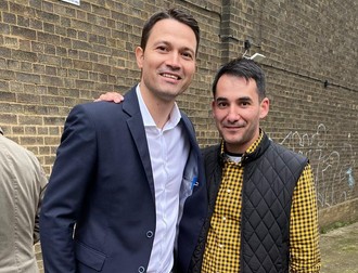 Tomi a crezut în promisiunile lui Robert Sighiartău, secretarul general al PNL, aici, în vizită la Londra