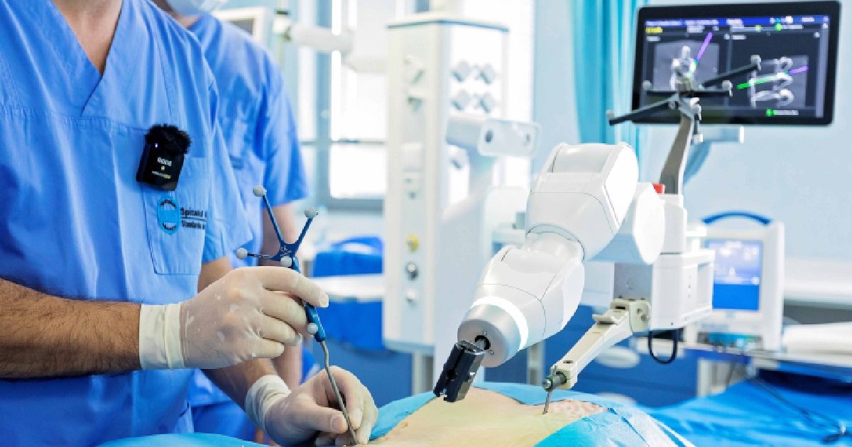 robot chirurgical si mainile unui chirurg care opereaza