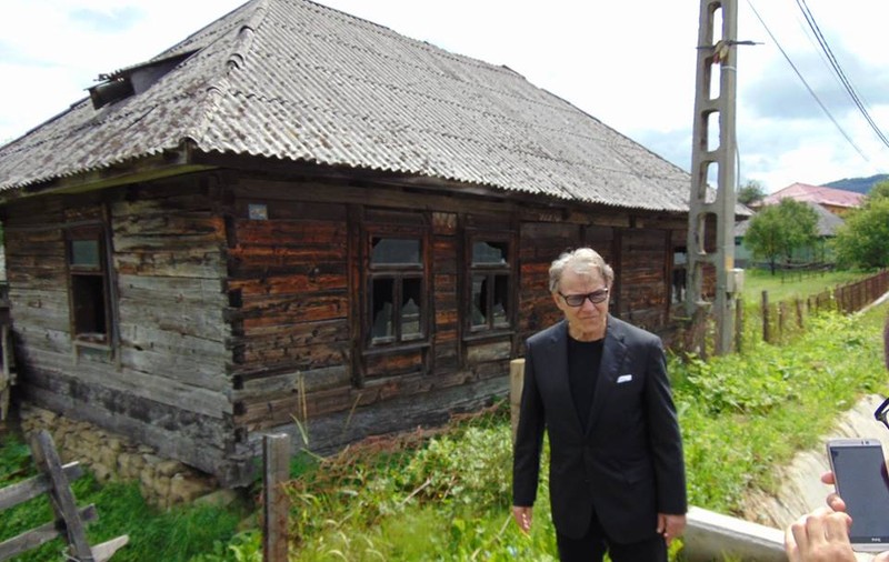 Actorul Harvey Keitel, în vizită în Maramureș. A vrut să vadă casa în care a locuit mama sa
