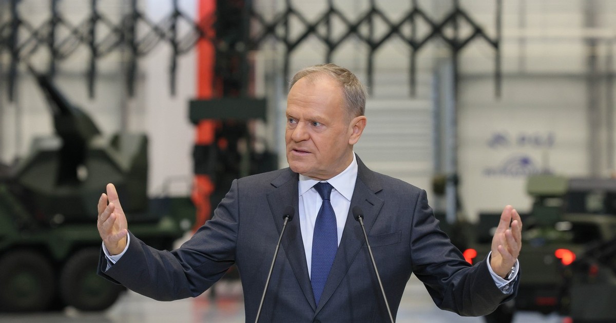 Premierul polonez Donald Tusk ține un discurs după semnarea contractului pentru zidul anti-drone Foto: Profimedia