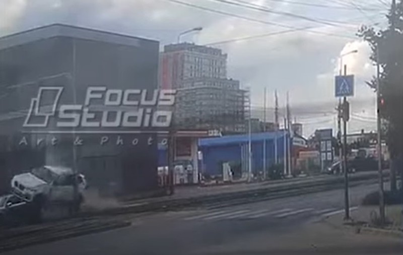 VIDEO | Un BMW a decolat și a zburat peste altă mașină, pe un bulevard din Timișoara