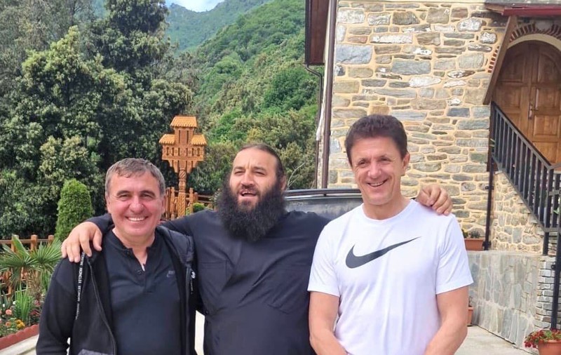Gică Hagi și Gică Popescu, pe muntele Athos, după ce au câștigat titlul cu Farul Constanța