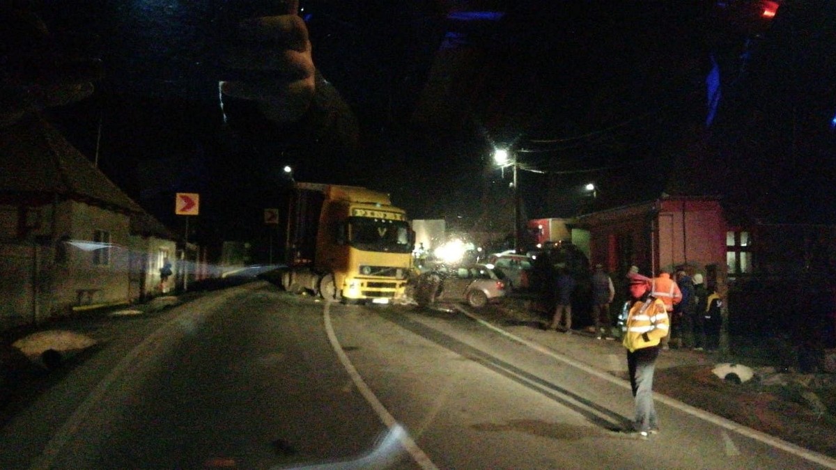 Trafic parţial blocat pe DN 12, în urma unui accident rutier grav