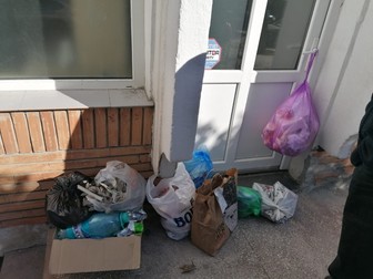 În fața sediului USR Galați au fost aruncate pungi cu gunoaie menajere | FOTO Bogdan Rodeanu