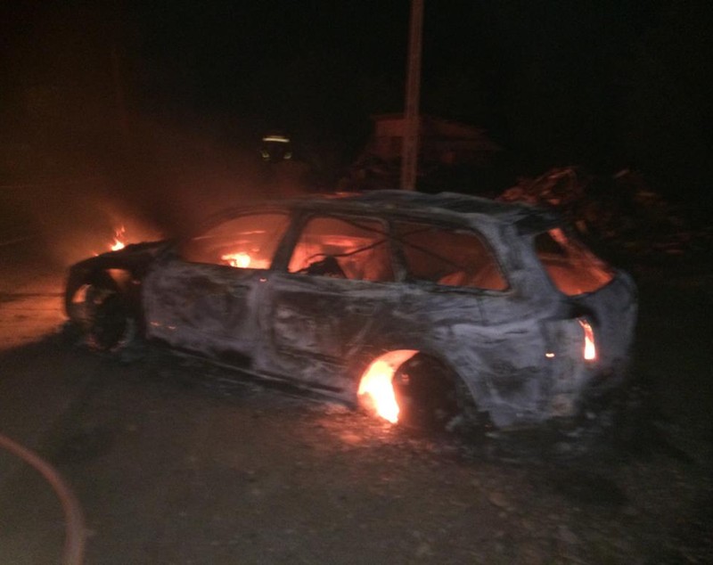 FOTO/ Incendiu de proporții. Două case dintr-o localitate suceveană au ars din temelii