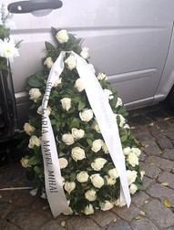 Coroană pentru Tamara Buciuceanu, din partea nepotului său, Mihai Constantin, și a familiei