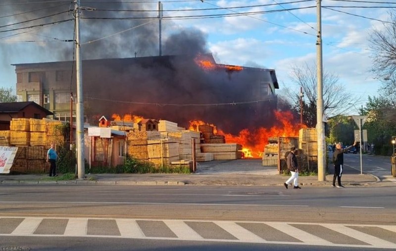 Incendiu violent la un depozit din București. Mari degajări de fum, zeci de oameni au fost evacuați