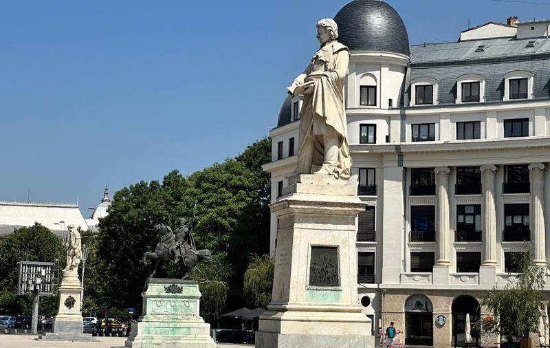 Statuile din Piața Universității din București vor fi curățate de graffiti