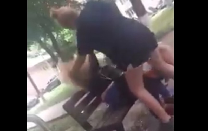 Video. Adolescentă din Piatra Neamţ, bătută de două fete în faţa blocului