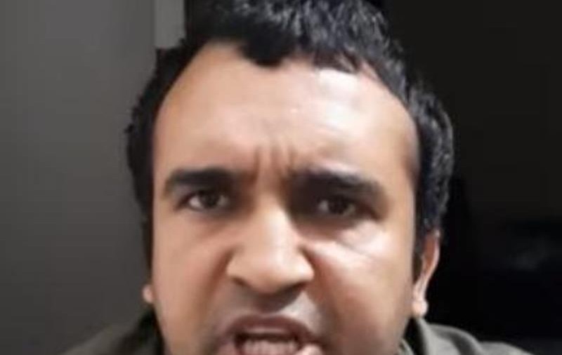 Un gangster din India a fost împușcat mortal în sala de judecată de rivali deghizați în avocați
