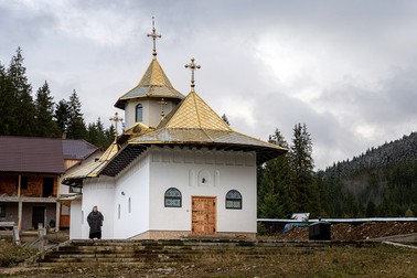 Sora Margareta, în curtea schitului “Buna Vestire”