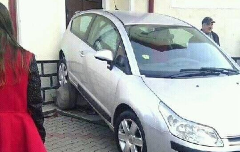 O șoferiță de 22 de ani a vrut să intre cu mașina în biserică! Și nu pentru rugăciune...