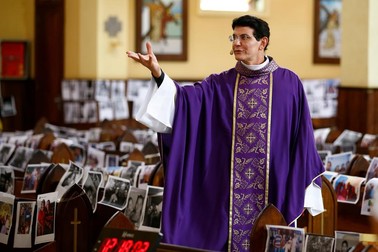 Un preot din Curitiba, Brazilie ține slujbele online | Foto: EPA