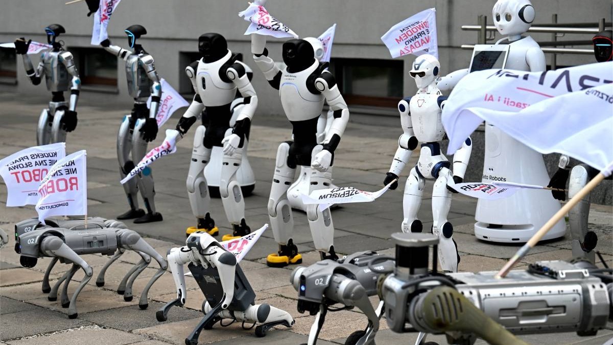 Roboți umanoizi protestează în Polonia împotriva AI.