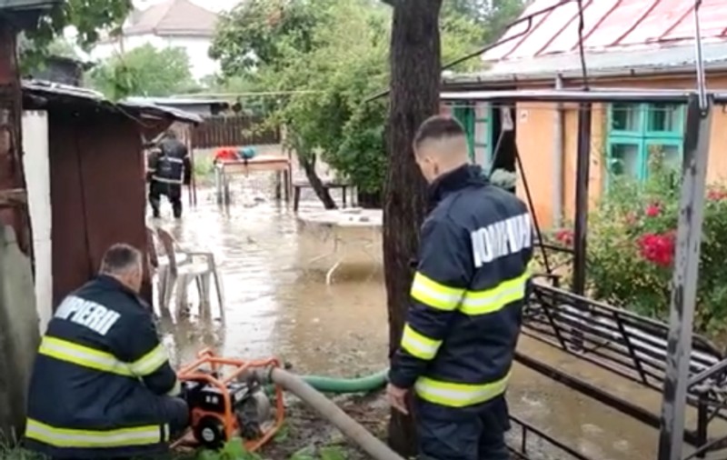 Ploile torențiale au făcut ravagii în Olt. Pompierii, chemați să scoată apa din gospodăriile inundate din Slatina