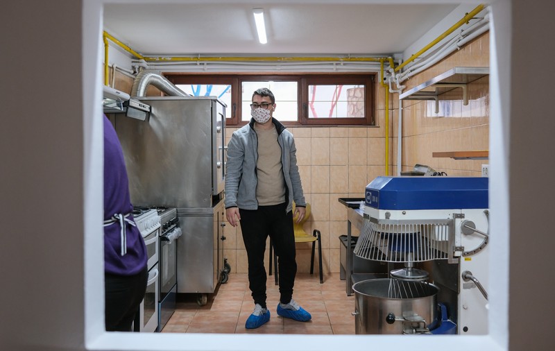 „Tu poți orice”. Independența și speranța se învață la o brutărie din București unde tinerii cu autism fac prăjituri și cozonaci