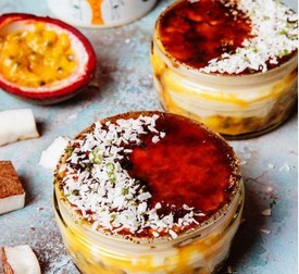 Un desert pregătit de Loretta: cremă de zahăr ars cu fructul pasiunii și cocos | Foto: Instagram
