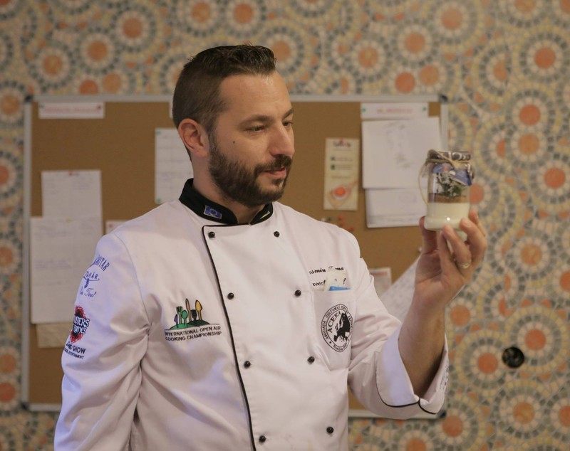 REPORTAJ/ Chef Cosmin Toma, bucătarul cu fantezie în bucătarie. Gătește mâncare ”porno” și desert în intestin de porc