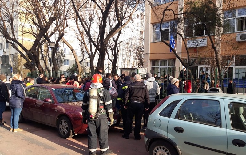 Elevi evacuați de urgență de la Școala 133 din București. 18 copii au ajuns la spital după ce au inhalat un gaz toxic. Cursurile au fost suspendate până luni