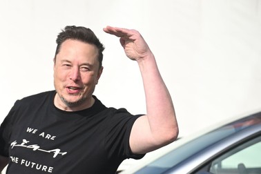 Elon Musk ar fi tentat să investească la Liverpool