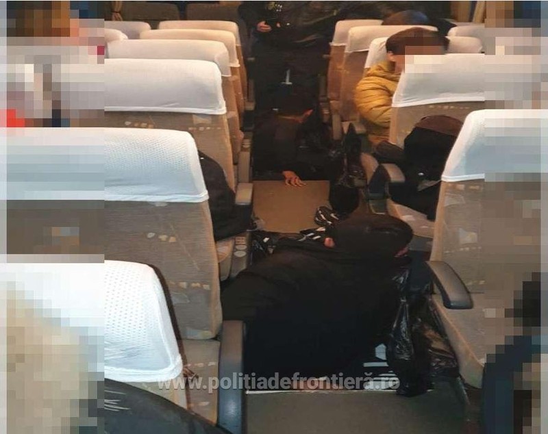 Șase cetăţeni străini încercau să intre ilegal în România, prin Giurgiu. Erau ascunşi sub podeaua unui autocar