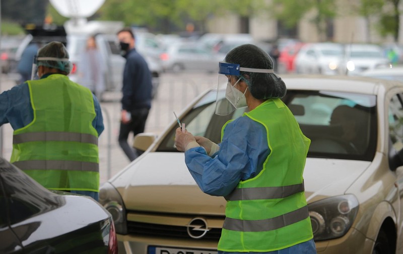 Coadă de peste două ore, în prima zi, la centrul de vaccinare drive-thru din Piața Constituției. „Merită așteptarea”
