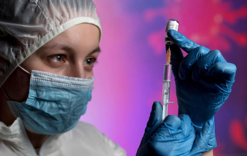 „Purtați-vă ca și cum nu v-ați vaccinat”. Sfaturile experților pentru perioada dintre prima doză de ser și rapel