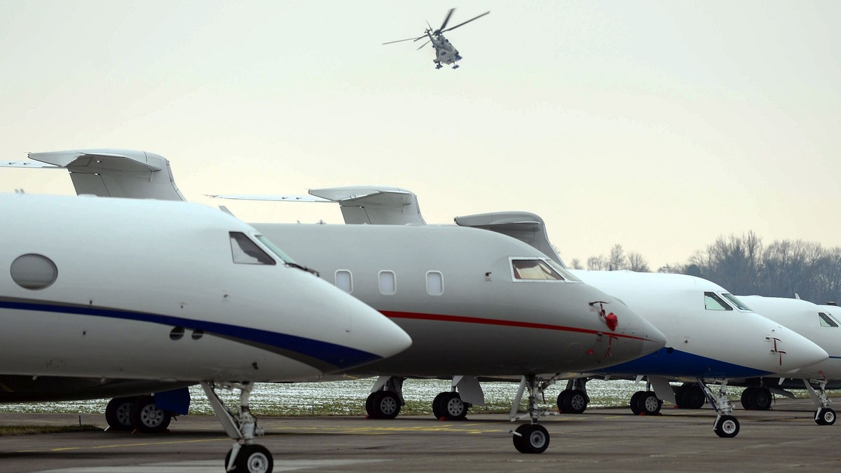 Pierderi de 820 de miliarde de dolari în sectorul călătoriilor de afaceri, jumătate sunt în China. Avioane pe o pistă