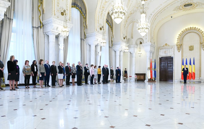 Klaus Iohannis a decorat mai multe spitale și medici: ”Este nevoie rapid de măsuri concrete pentru a rezolva problemele cronice ale sistemului sanitar”